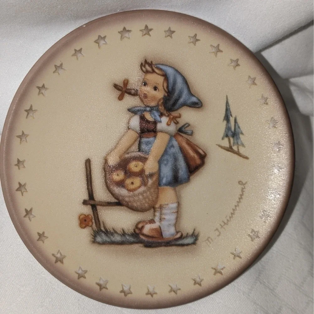 Goebel Hummel Little Helper Miniature Plate Hum 984 14th Edition Germany 3.125in